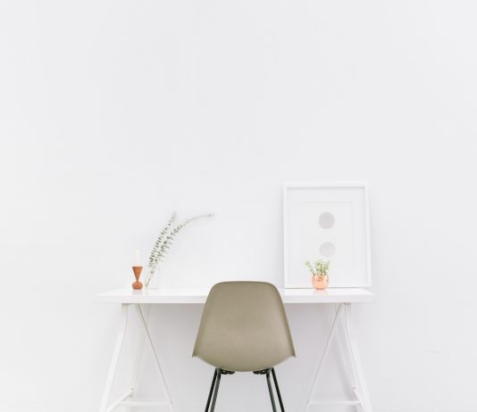 minimalist-white-table